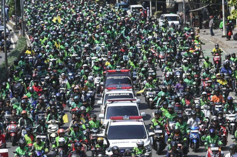 Iring-iringan pengemudi ojek online (ojol) mengantarkan jenazah Affan Kurniawan. (Dok. Antara)