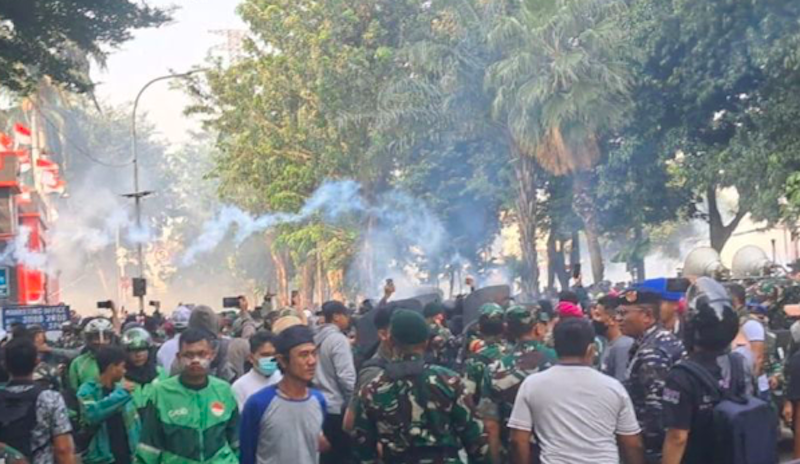 Personel Satuan Brimob Polda Metro Jaya membubarkan massa unjuk rasa dengan menembakkan gas air mata di depan Mako Brimob, Kwitang, Jakarta Pusat. (Dok. Antara)