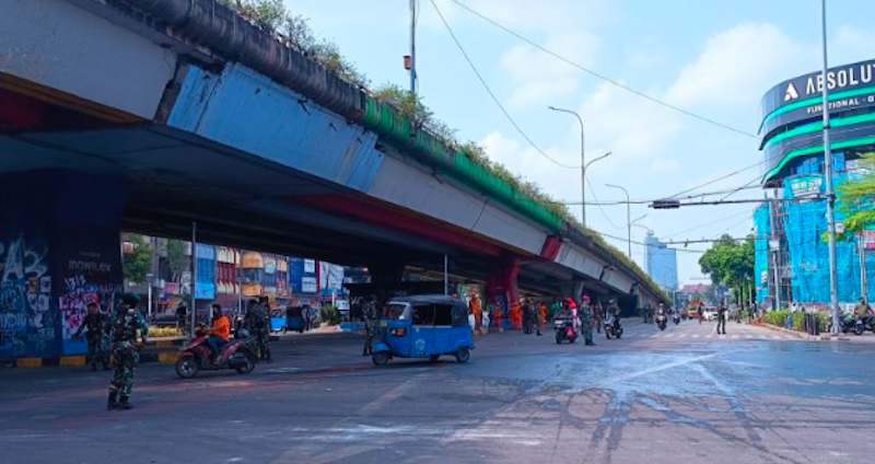 Sejumlah kendaraan saat melintas di bawang jalan layang Senen, Jakarta, Minggu (31/8/2025). (Dok. Antara)