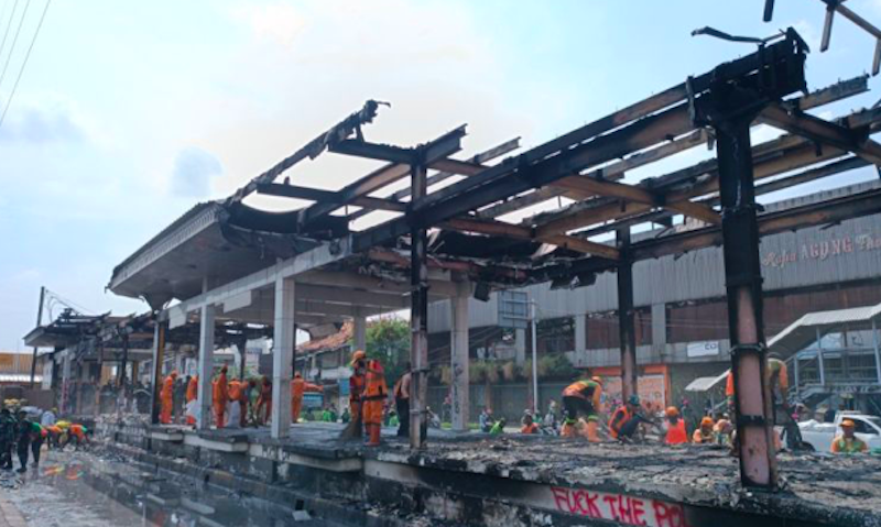 Petugas kebersihan saat membersihkan puing-puing material di Halte Transjakarta Senen, Jakarta, Minggu (31/8/2025). (Dok. Antara)
