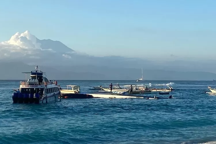 Speedboat Dolphin II Bawa Turis Terbalik di Sanur, Dua WNA China Tewas
