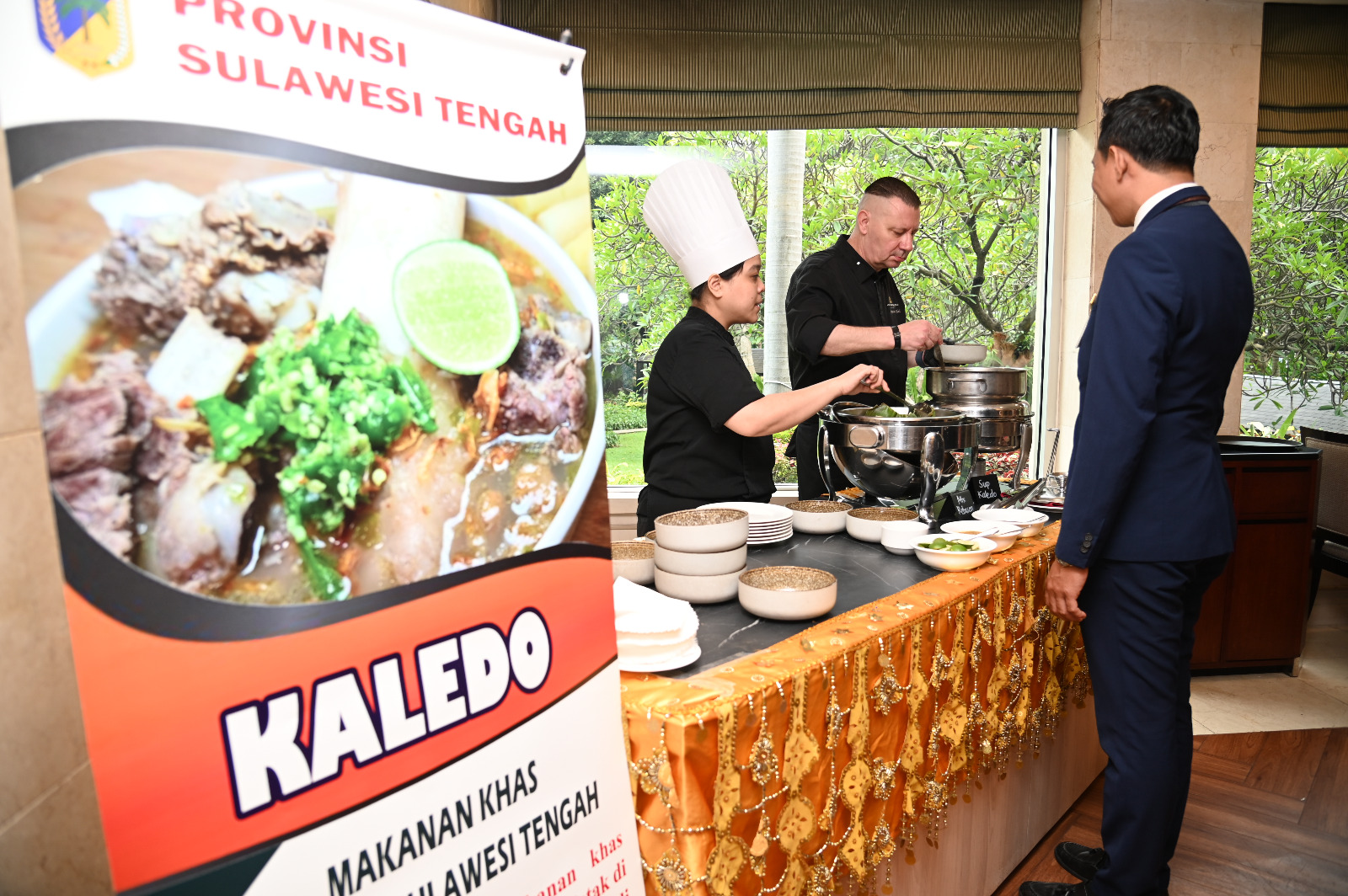 Chef Hotel Borobudur tengah memasak kuliner asal Sulawesi Tengah, Sup Kaledo. (Dok Artha Graha) 
