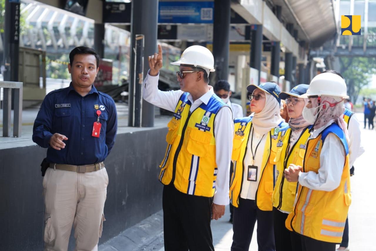 Menteri Pekerjaan Umum (PU) Dody Hanggodo (paling depan rompi kuning) memberikan arahan terkait perbaikan dan pemulihan fasilitas umum yang rusak akibat aksi demo beberapa waktu lalu. (Dok Kementerian PU) 