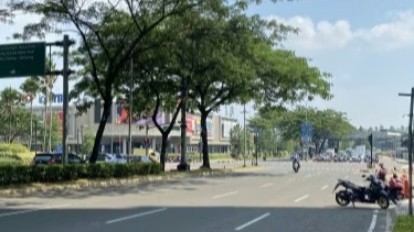 Situasi lalu lintas di perempatan QBig, perbatasan antara BSD dan Gading Serpong, Senin (1/9/2025). 