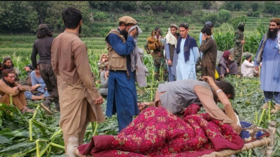 Warga Afghanistan yang tengah berduka, usai diguncang gempa besar, Minggu (31/8/2025) malam. (Reuters)