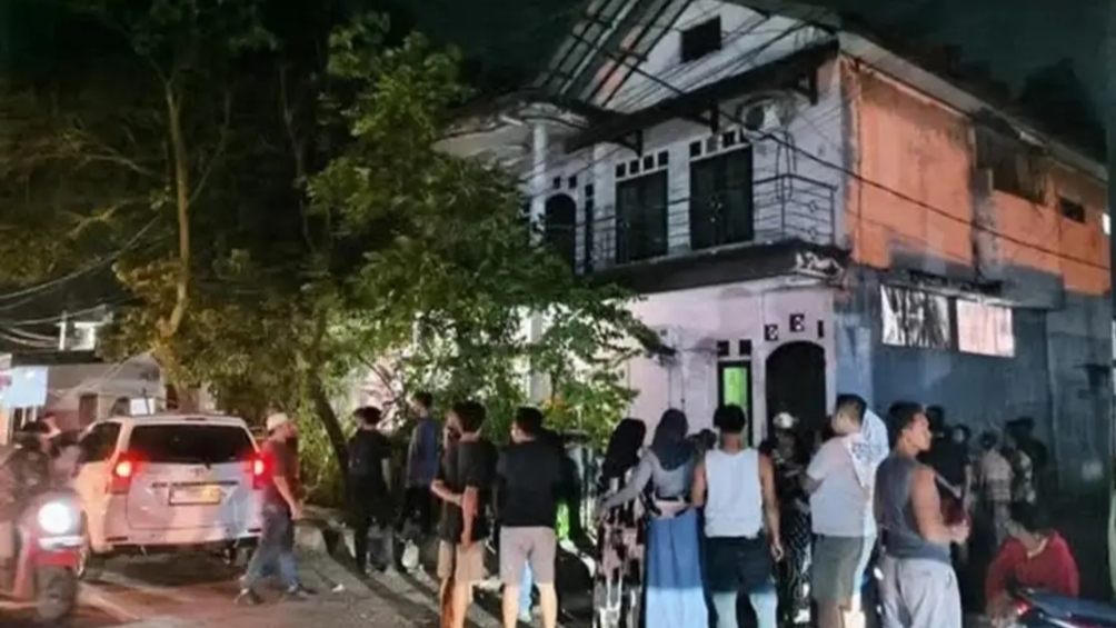 Rumah keluarga yang ditemukan tewas terkubur dalam satu lubang di Indramayu, Jawa Barat, Senin (1/9/2025). (dok.Radar Indramayu) 