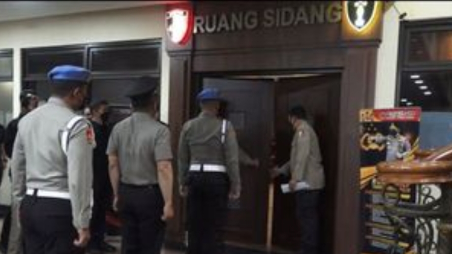 Sidang Komisi Kode Etik Polri (KKEP) Bripka Rohmat, pengemudi rantis yang menewaskan driver ojol Affan Kurniawan saat demo DPR, Kamis (28/8/2025). (Tangkapan layar Polri TV)