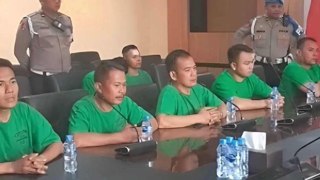 Tujuh tersangka pelindas Affan Kurniawan saat dihadirkan di Divisi Propam Polri. (Istimewa)