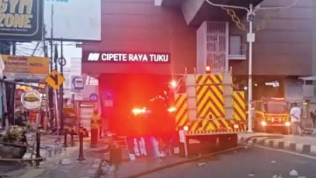 Kebakaran di sejumlah ruko di Fatmawati dekat stasiun MRT Cipete Minggu (7/9/2025). (Istimewa)