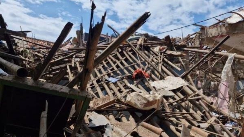 Rumah yang hancur akibat ledakan misterius di Pondok Cabe Ilir, Tangsel, kemarin. (Istimewa)
