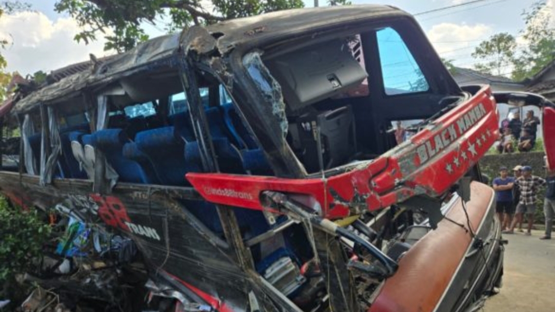 Bus maut yang mengalami kecelakaan di jalur Bromo saat dievakuasi pihak kepolisian. (dok.Korlantas)
