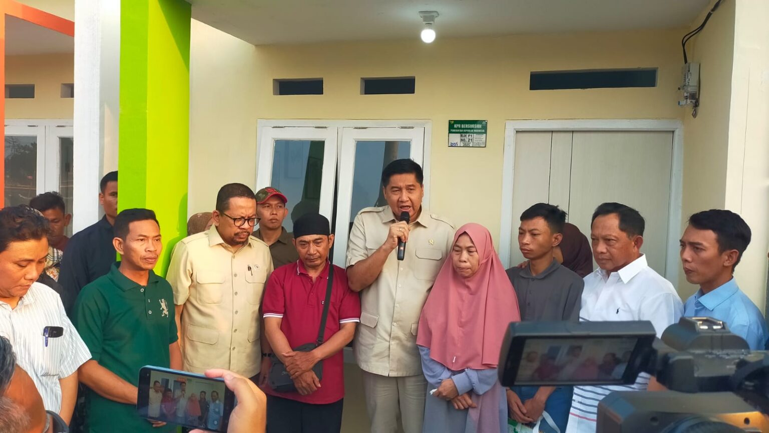 Menteri PKP Maruarar Sirait saat menyerahkan kunci rumah kepada kedua orangtua Affan Kurniawan. (Dok Kementerian PKP) 