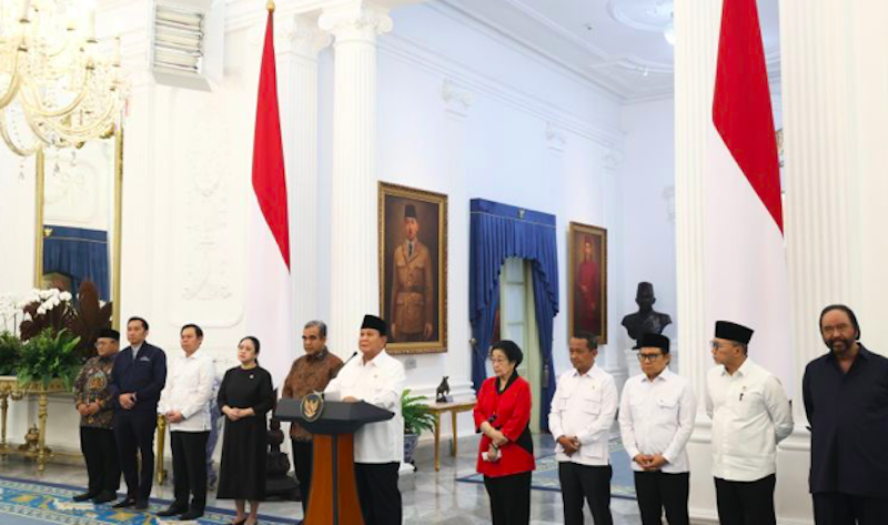 Presiden Prabowo Subianto menyampaikan pernyataan hasil pertemuan dengan pemimpin partai politik dan lembaga negara di Istana Merdeka. (Dok. Antara)