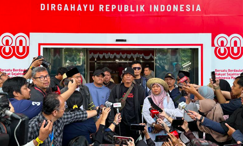 Perwakilan Aliansi Masyarakat Pati Bersatu saat memberikan keterangan di Gedung Merah Putih KPK, (Dok. Antara)