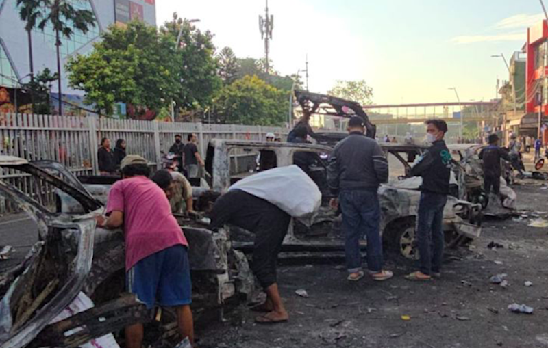 Ratusan massa menyerang Polres Metro Jakarta Timur hingga puluhan kendaraan mobil dan sepeda motor yang terparkir di depan gedung hangus terbakar, Sabtu (30/8/2025) dini hari. (Dok. Antara)