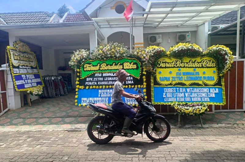 Suasana kediaman staf KBRI dinLima, Peru, Zetro Leonardo Purba (40), dipenuhi karangan bunga duka cita yang berada di kawasan Villa Gunung Lestari, Kelurahan Jombang, Ciputat, Tangerang Selatan, Banten. (Dok. Antara)