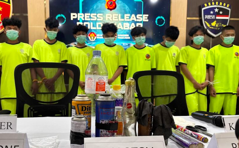 Delapan tersangka saat dihadirkan dalam ungkap kasus provokator pembakaran Wisma MPR RI. (Dok. Antara)