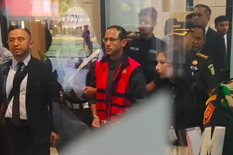 Mantan Menteri Pendidikan, Kebudayaan, Riset, dan Teknologi (Mendikbudristek) Nadiem Makarim (tengah). (Dok. Antara) 