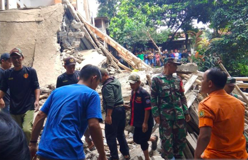 Tim gabungan melakukan evakuasi di Kampung Ciapus Kompas, Desa Sukamakmur, Kecamatan Ciomas, Kabupaten Bogor, Jawa Barat. (Dok. Antara)