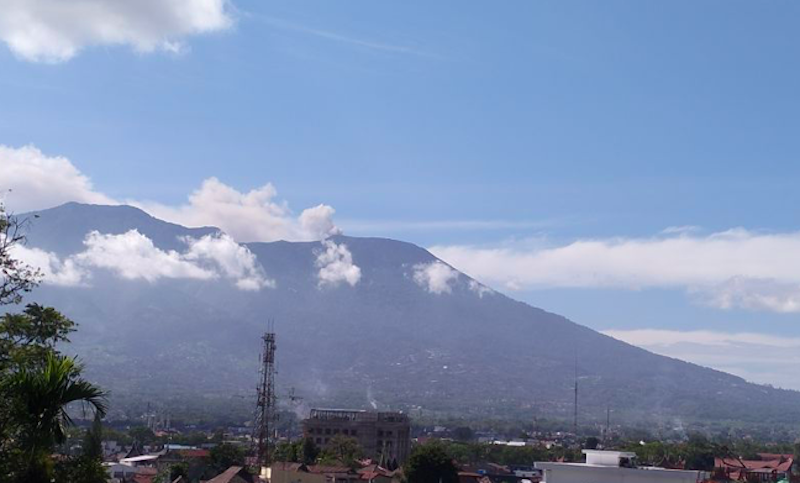 Gunung Marapi yang berada di Kabupaten Agam dan Kabupaten Tanah Datar, Provinsi Sumatera Barat (Sumbar) meletus pada Senin pagi (8/9/2025). (Dok. Antara)