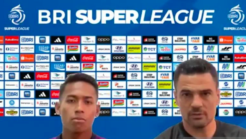 Tangkapan layar pelatih Persita Tangerang Carlos Pena (kanan) dan pemain Muhammad Toha (kiri) (Dok. Antara)