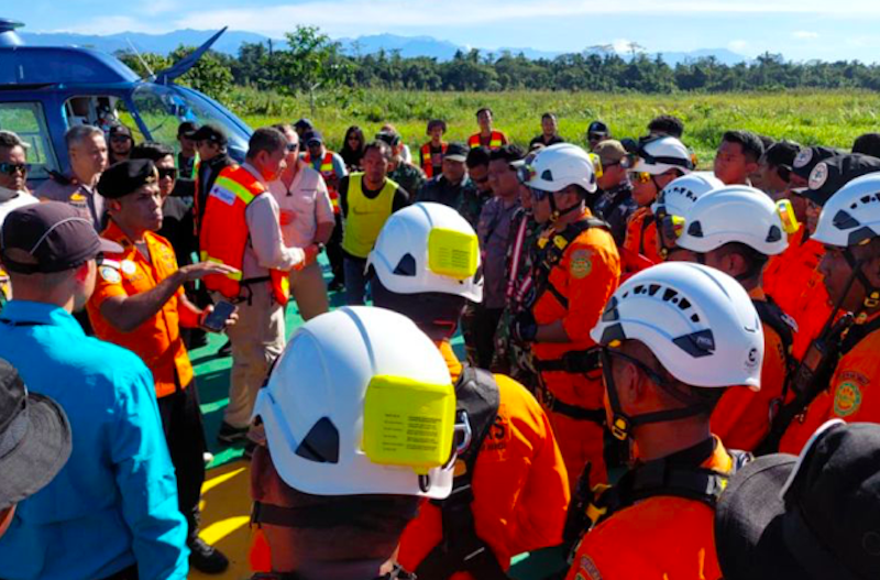 Kepala Sub Seksi Operasi dan Siaga SAR Timika Charles Y Batlajery memberikan pengarahan kepada anggotanya yang akan melakukan evakuasi korban kecelakaan Helikopter PK-IWS. (Dok. Antara)