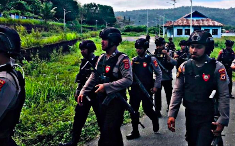 Polisi melakukan patroli di Pulau Haruku setelah konflik antarwarga pastikan situasi kondusif. (Dok. Antara)