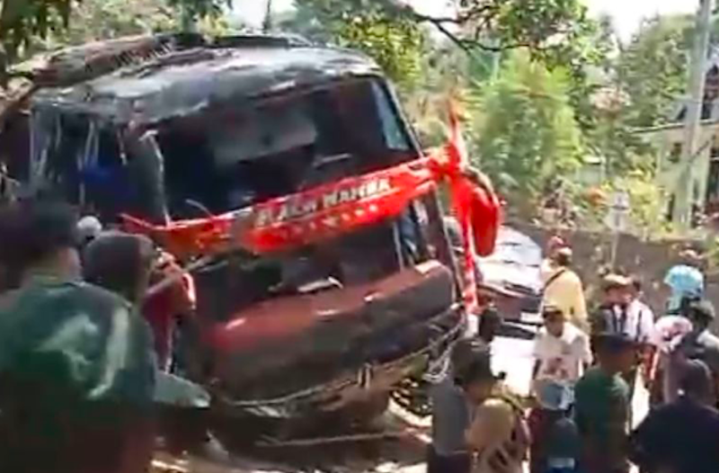 Tangkapan layar rombongan bus karyawan RSBS Jember yang kecelakaan di lereng Gunung Bromo. (Dok. Antara)