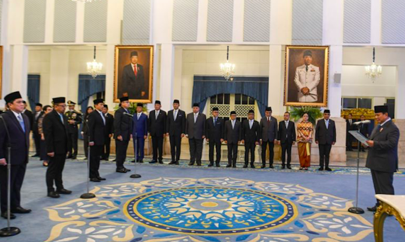 Presiden Prabowo Subianto (kanan) membacakan sumpah jabatan saat melantik menteri dan wakil menteri Kabinet Merah Putih di Istana Negara, Jakarta, Rabu (17/9/2025). (Dok. Antara)
