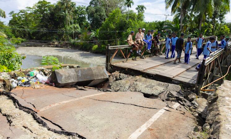 Sejumlah pelajar mengamati Jembatan Siriwini Bawah yang rusak akibat gempa di Kabupaten Nabire, Provinsi Papua Tengah. (Dok. Antara)