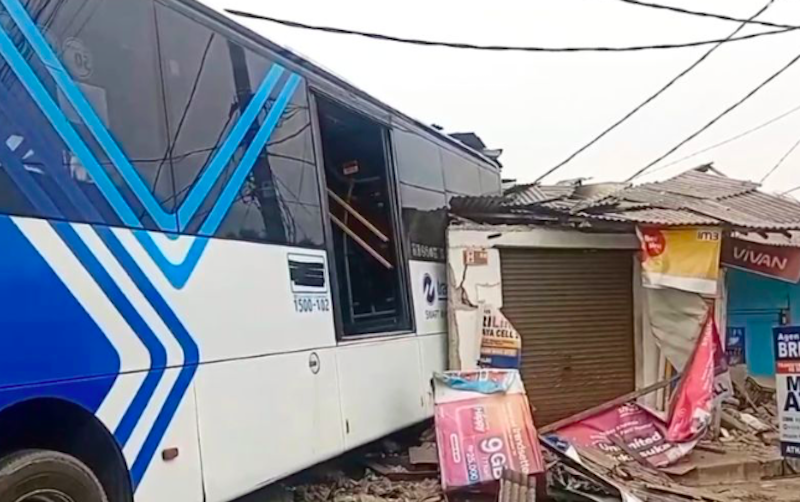 Bus Transjakarta menabrak empat rumah toko (Dok. Antara)