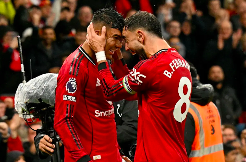 Gelandang Manchester United Casemiro merayakan keberhasilannya mencetak gol bersama Bruno Fernandes ke gawang Chelsea. (Dok. Antara/Premierleage.com)