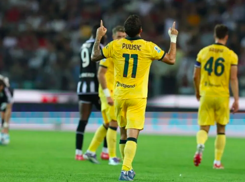 Penyerang sayap AC Milan Christian Pulisic merayakan keberhasilannya mencetak gol ke gawang Udinese pada pekan keempat Liga Italia di Stadion Friuli, Udine, Sabtu (20/9/2025). (Dok. Antara/acmilan.com) 