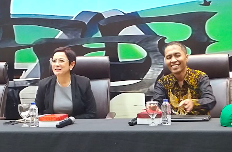 Anggota Komisi I DPR RI Nurul Arifin (kiri) dan pengamat politik Citra Institute Efriza. (Dok. Antara)