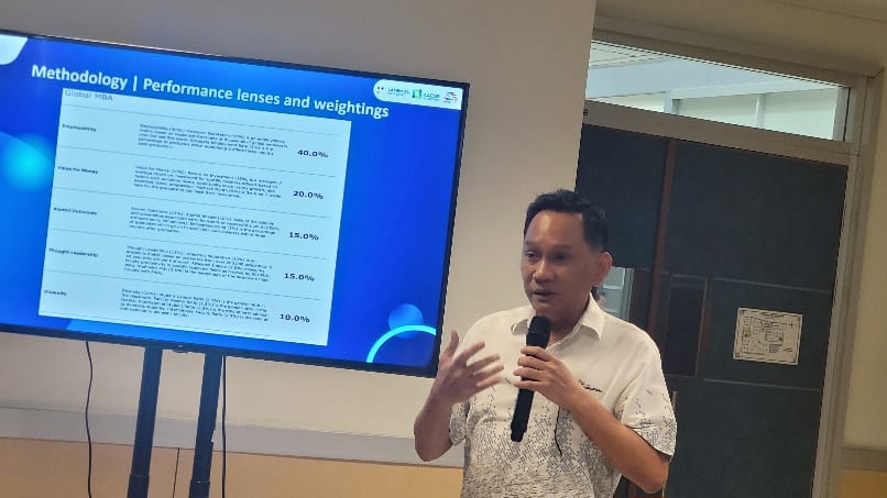 Executive Dean BINUS Business School, Prof Dezie L. Warganegara, PhD, saat memaparkan hasil pemeringkatan QS Global MBA Rankings 2026 di Jakarta, Jumat (19/9/2025). (Foto: Inge Mangkoe/Warta Lentera)