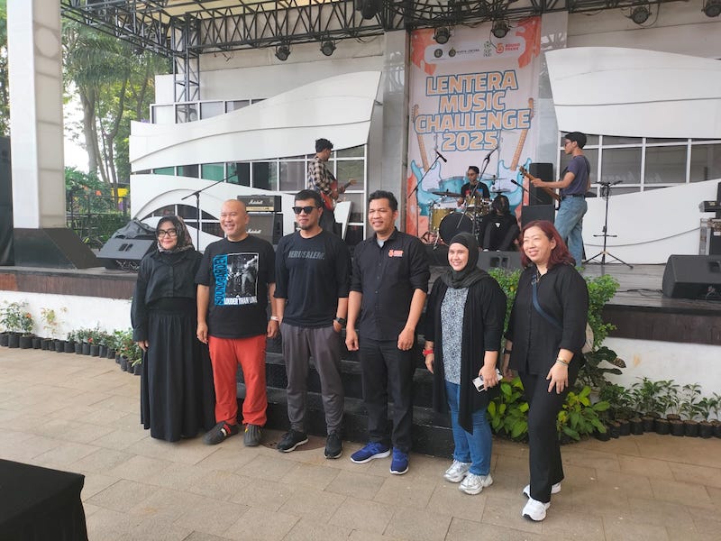 Ketua Panitia Lentera Music Challege 2025, Novita Amelilawati berfoto bersama para juri.