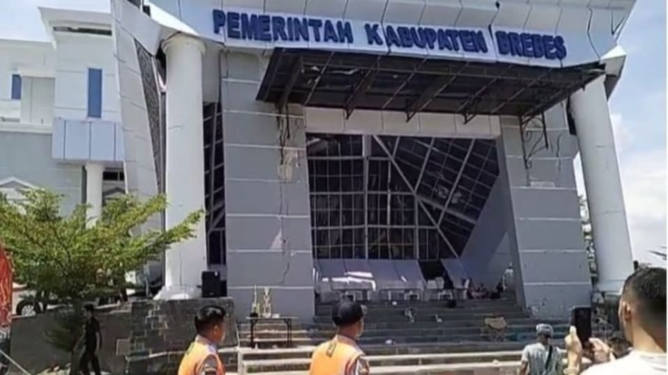 Atap teras Gedung Kantor Pelayanan Terpadu (KPT) Kabupaten Brebes ambruk, Minggu (21/9/2025). (Istimewa)