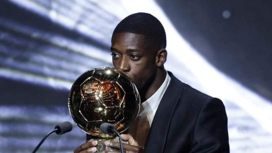 Pemain PSG Ousmane Dembele menyabet gelar penghargaan Ballon d'Or 2025 di Theatre du Chatelet, Paris, Senin (22/9/2025) waktu setempat. (Reuters)