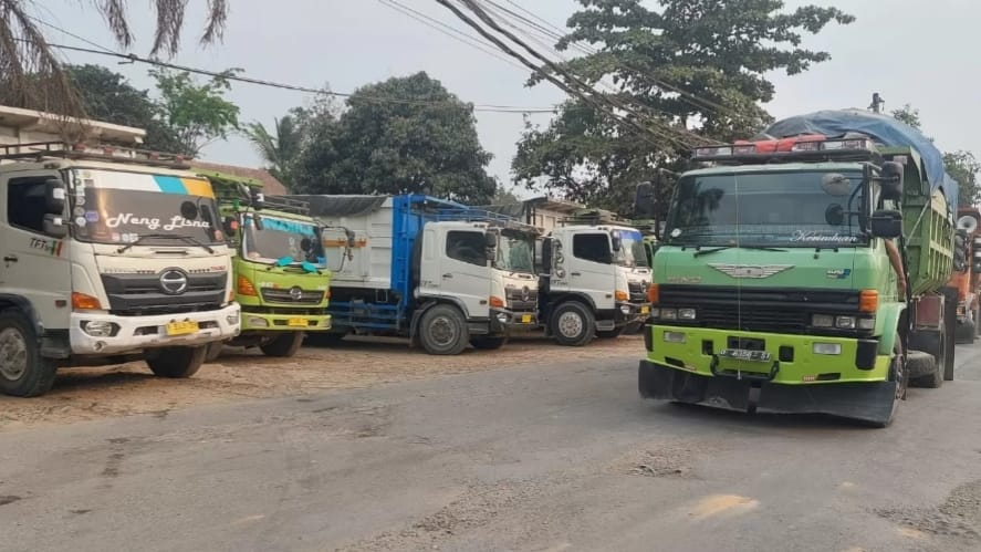 Angkutan tambang yang melintas di Jalan Parung Panjang, Kabupaten Bogor. (Istimewa)