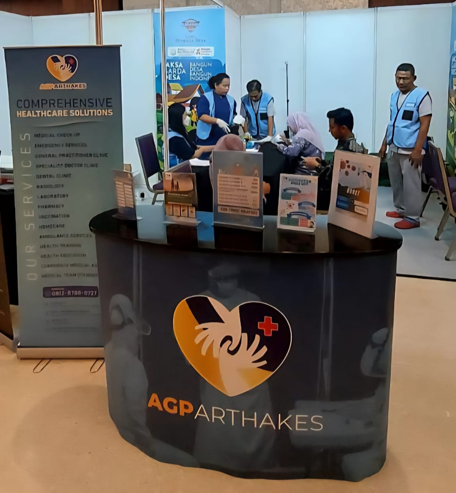 AGP Arthakes (AGP Kesehatan) ikut serta memberikan pelayanan cek kesehatan gratis. (Foto : Vita Kartono) 