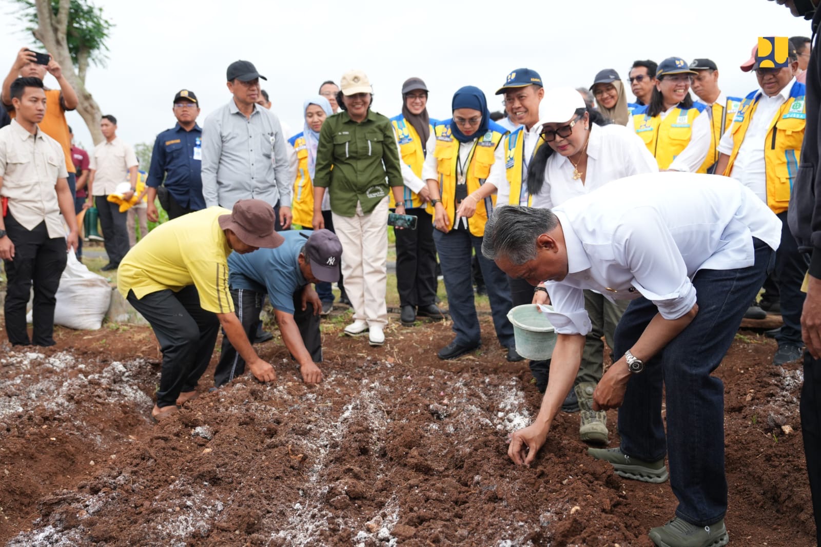 Menteri PU Dody Hanggodo (kanan membungkuk) melihat kualitas tanah di Gunungkidul, Jogjakarta. (Dok Kementerian PU) 