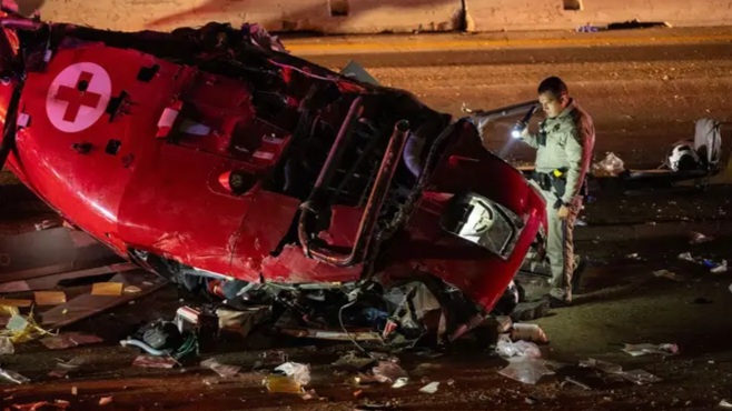 Bangkai helikopter medis yang jatuh ditengah jalan raya Sacramento, California, pada Senin (6/10/2025) malam waktu setempat. (Foto: IST)