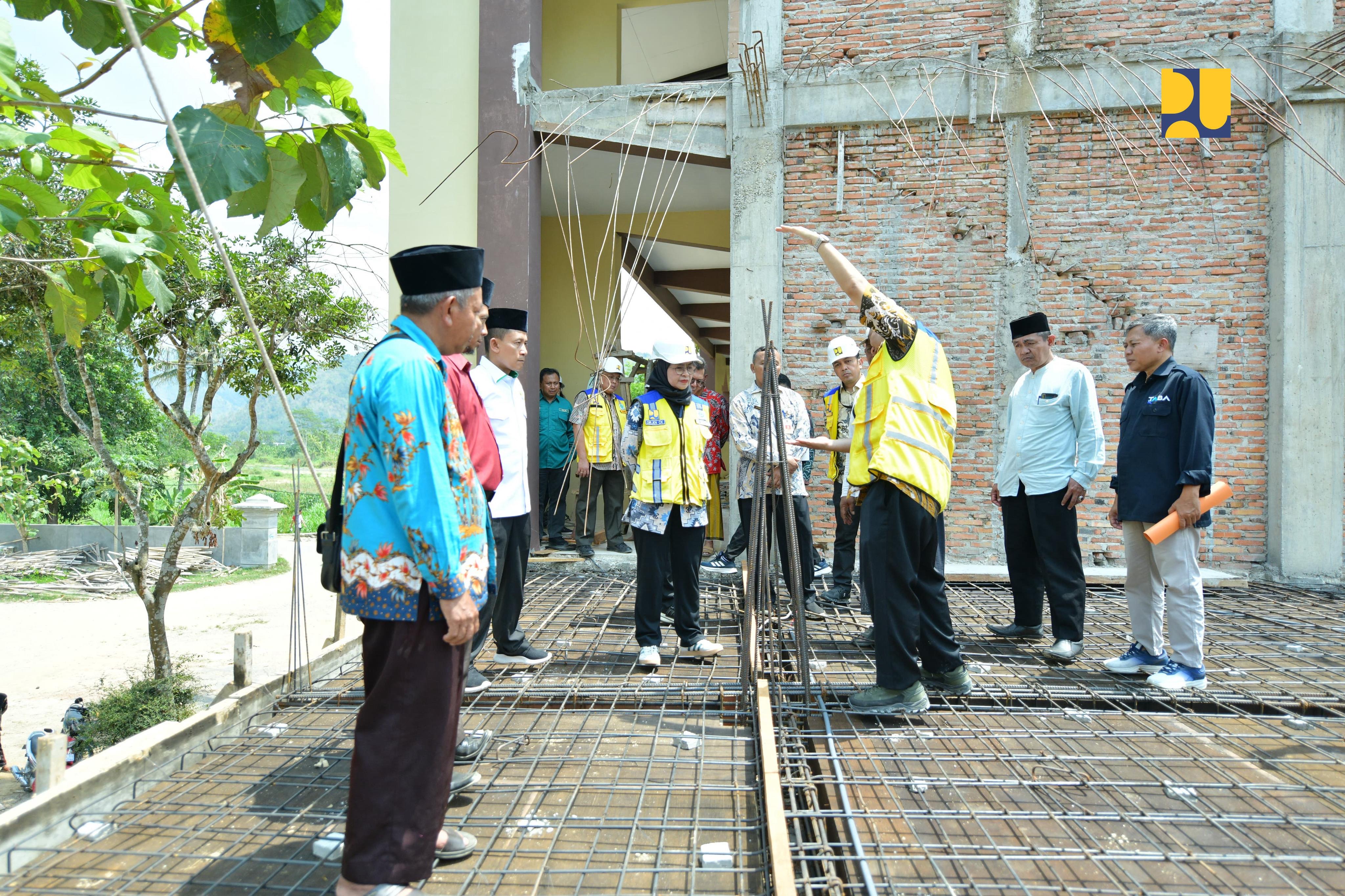 Dirjen Cipta Karya Kementerian PU Dewi Chomistriana di lokasi Pondok Pesantren Tremas, Pacitan, Jawa Timur. (Dok Kementerian PU)