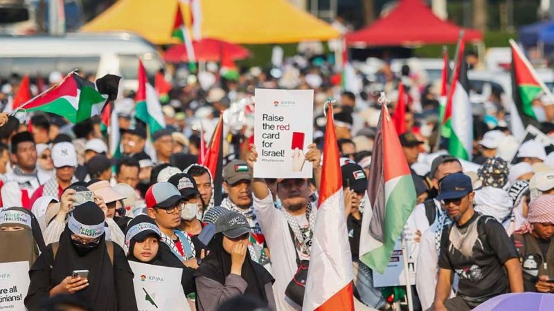 Ribuan massa mengikuti aksi Indonesia Lawan Genosida yang dipusatkan di kawasan Patung Kuda, Jakarta Pusat, Minggu (12/10/2025). (Foto: Istimewa)
