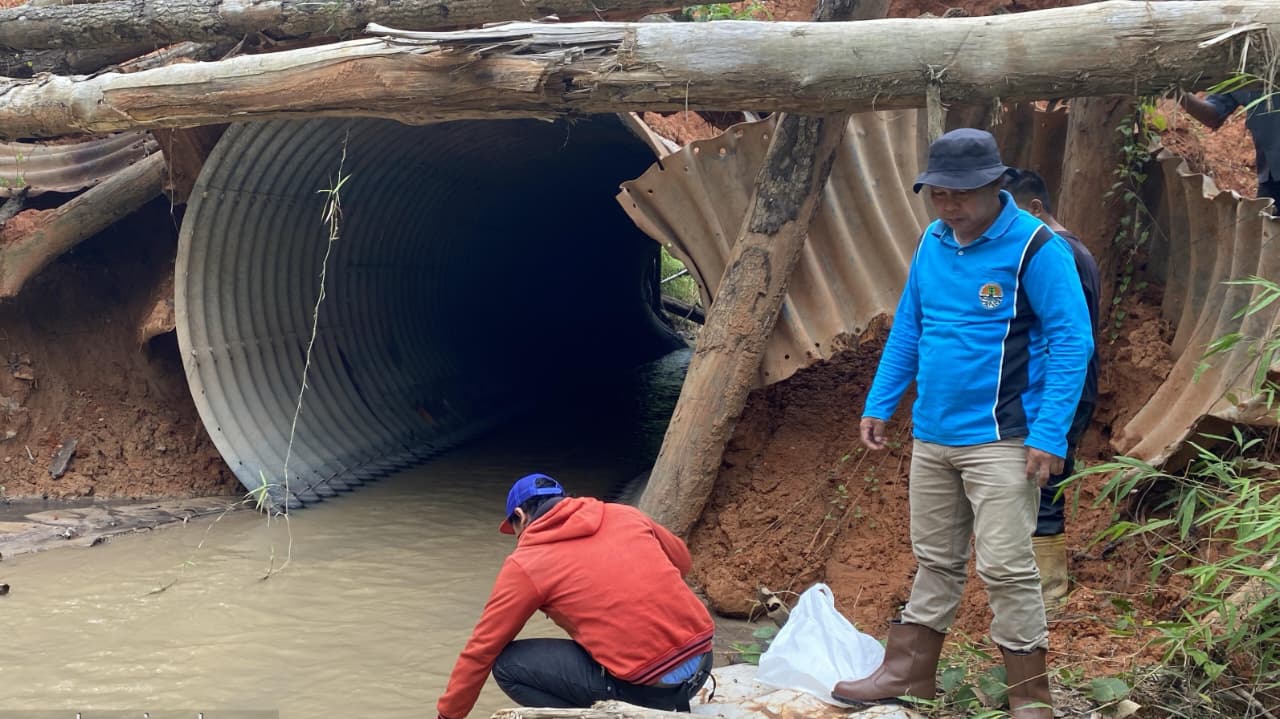 Pengambilan sampel air dari Sungai Wal untuk uji lab oleh pihak PT Abadi Ogan Cemerlang (AOC OKU). (Istimewa)