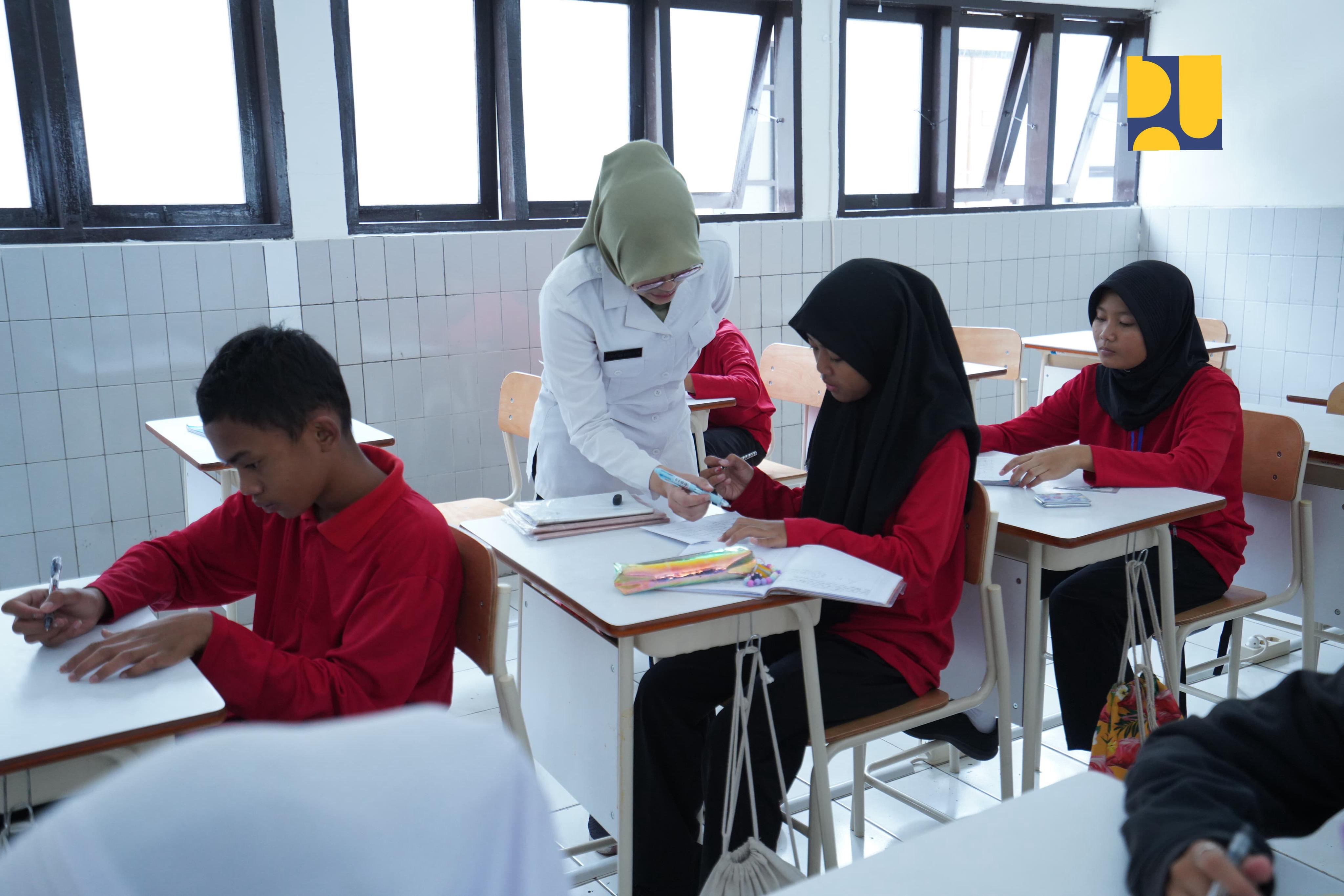 Suasana saat proses belajar mengajar di salah satu kelas Sekolah Rakyat. (Dok Kementerian PU)