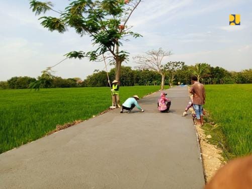 Tampak pekerja lokal dan petani berada di sawah dialiri sistim irigasi yang baik. (Dok Kementerian PU) 