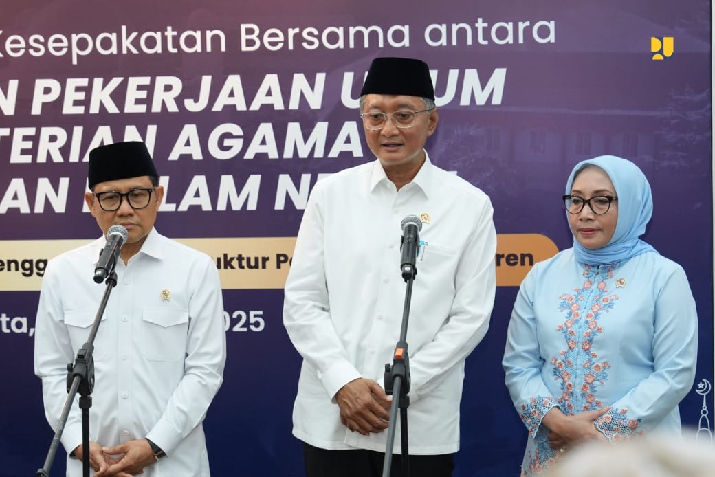 Menteri PU Dody Hanggodo (tengah) usai teken kerja sama tiga menteri. (Dok Kementerian PU)