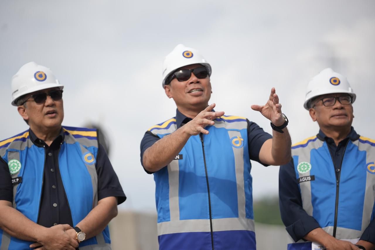 Direktur Utama Jasa Marga Rivan A. Purwantono (tengah) di salah satu proyek jalan tol. (Dok Jasa Marga) 