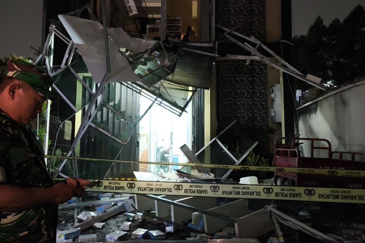 Bangunan empat lantai di Pondok Aren luluh lantak usai meledak, Rabu (8/10/2025). (Istimewa)